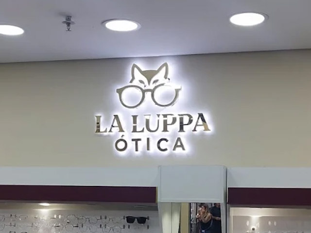 Letreiro iluminado da La Luppa Optica na entrada da loja